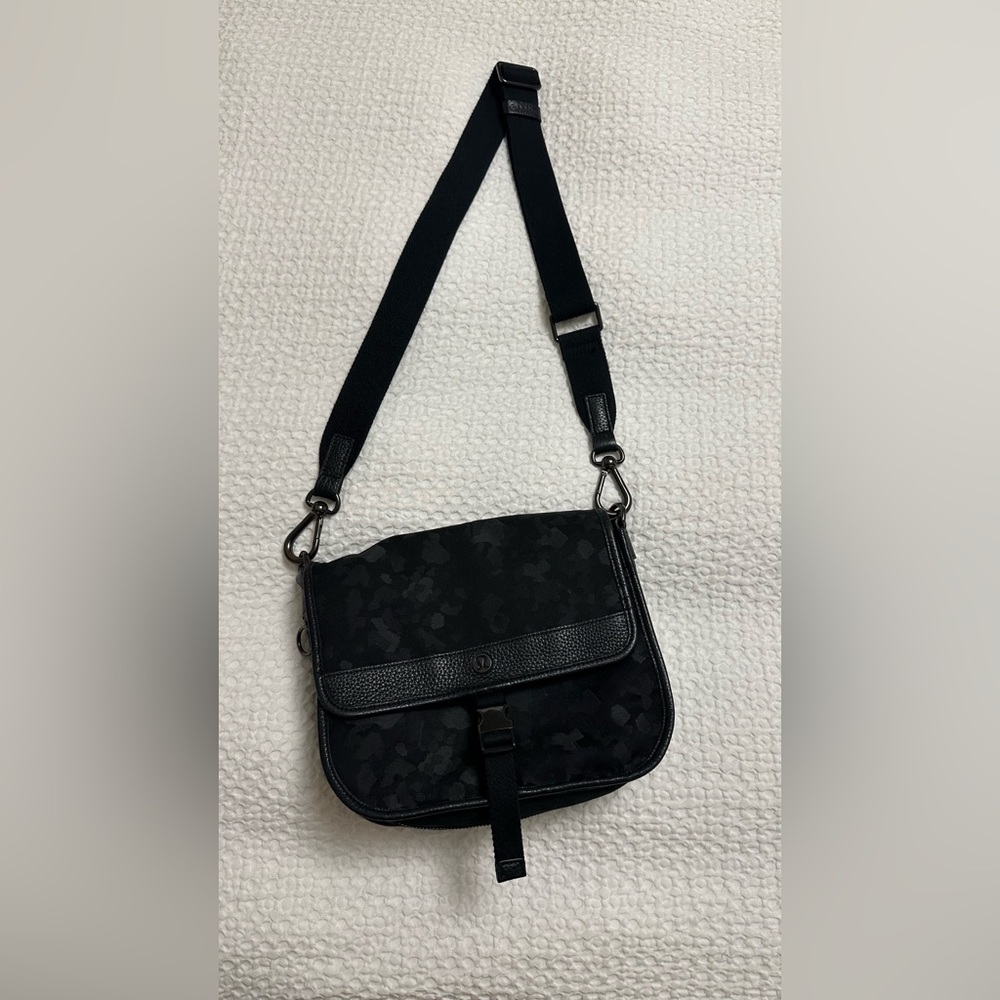 LULULEMON crossbody bag